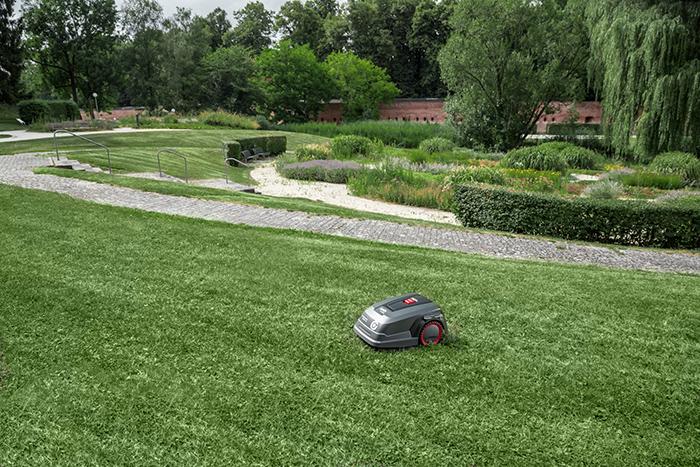 Der Solo by AL-KO Robolinho® 2000 W Ein Solo by AL-KO Mähroboter Robolinho® 2000 W mäht einen großen Park